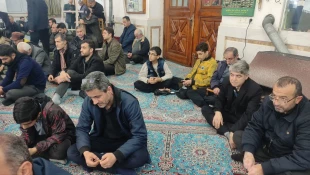 حضور کارکنان و بازنشستگان دانشکده ملی مهارت پسران امام علی(ع) کردکوی در مراسم شهادت امام  و قائد امت حضرت آیت الله سید علی حسینی خامنه ای (رض)  در مسجد جامع شهرستان کردکوی 4